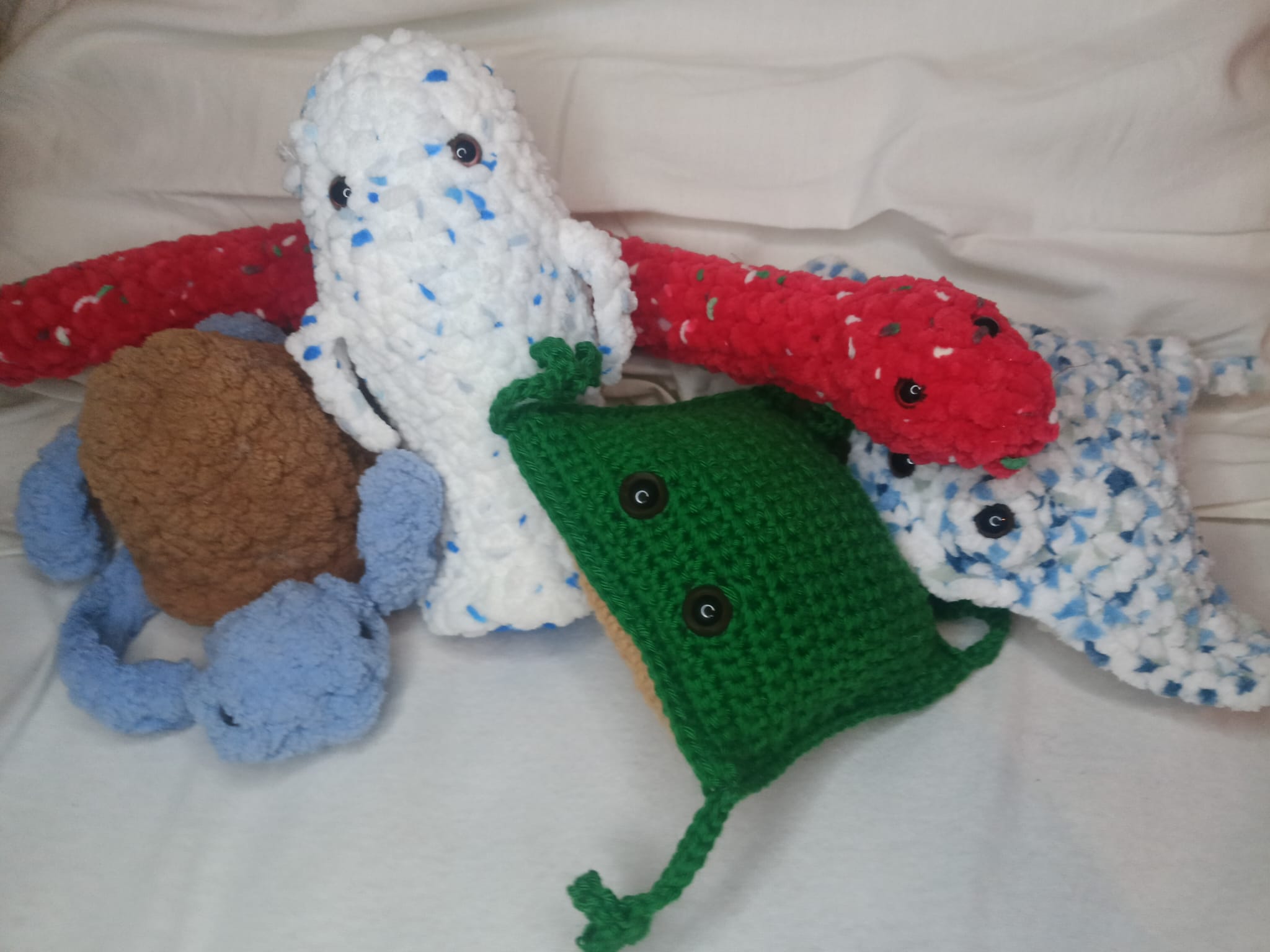 enfants tenant les peluches de l'association
